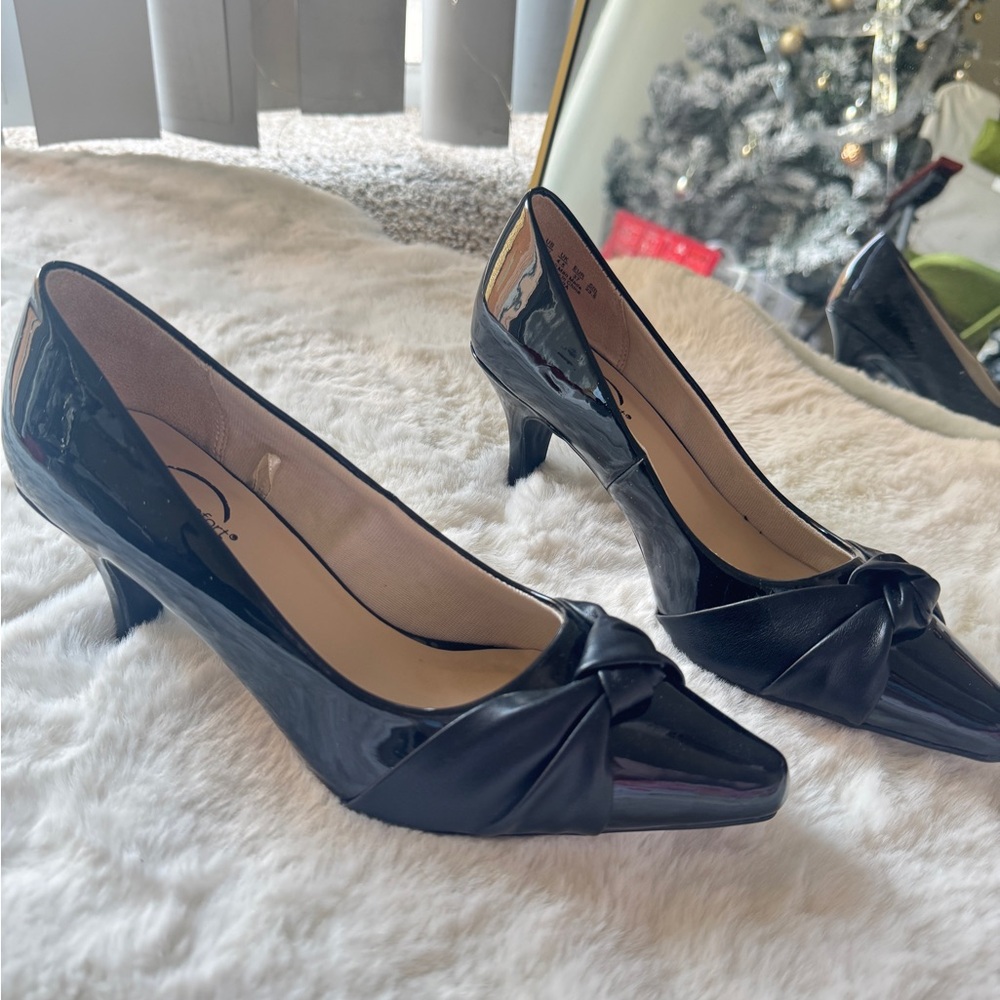 Executive low heel with bow, New, size 7, comfort